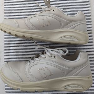 New balance 812 Rollbar Walking Sneakers Women's Size 9 Bone‎